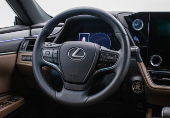 Подержанный автомобиль Lexus ES 2025 года (15 фото)