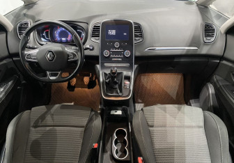 Подержанный автомобиль Renault Scenic 2017 года (10 фото)