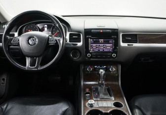 Подержанный автомобиль Volkswagen Touareg 2012 года (12 фото)