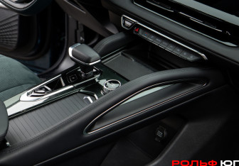 Подержанный автомобиль Geely Monjaro 2023 года (14 фото)