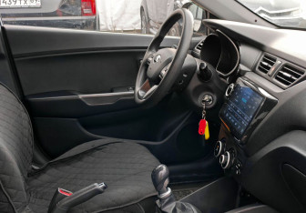 Подержанный автомобиль Kia Rio Sedan 2013 года (9 фото)