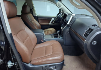 Подержанный автомобиль Toyota Land Cruiser Suv 2019 года (10 фото)