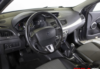 Подержанный автомобиль Renault Fluence 2012 года (14 фото)