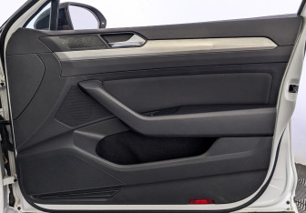 Подержанный автомобиль Volkswagen Passat Sedan 2018 года (25 фото)