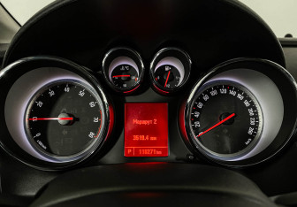 Подержанный автомобиль Opel Astra Sedan 2014 года (11 фото)