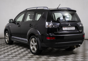 Подержанный автомобиль Mitsubishi Outlander 2008 года (7 фото)