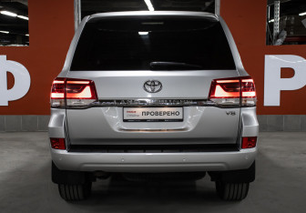 Подержанный автомобиль Toyota Land Cruiser Suv 2015 года (6 фото)
