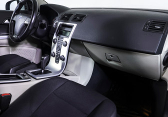 Подержанный автомобиль Volvo C30 2011 года (10 фото)
