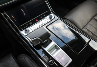 Подержанный автомобиль Audi A8 2023 года (18 фото)