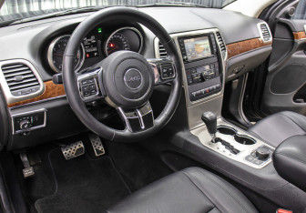 Подержанный автомобиль Jeep Grand Cherokee 2012 года (16 фото)