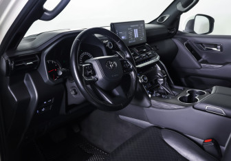 Подержанный автомобиль Toyota Land Cruiser Suv 2021 года (15 фото)