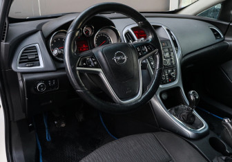 Подержанный автомобиль Opel Astra Hatchback 2014 года (9 фото)