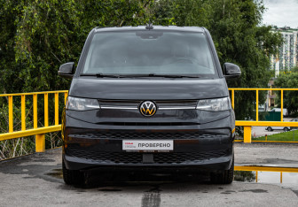 Подержанный автомобиль Volkswagen Multivan 2022 года (2 фото)