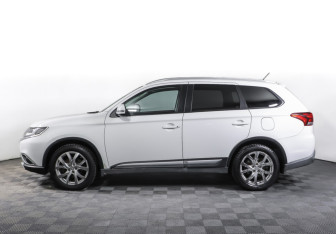 Подержанный автомобиль Mitsubishi Outlander 2015 года (8 фото)