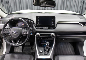 Подержанный автомобиль Toyota RAV4 2020 года (14 фото)