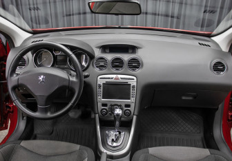 Подержанный автомобиль Peugeot 308 Hatchback 2011 года (14 фото)