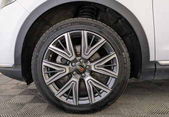 Подержанный автомобиль Hongqi HS5 2022 года (18 фото)