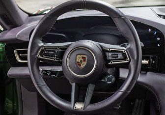 Подержанный автомобиль Porsche Taycan 2022 года (17 фото)