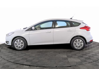 Подержанный автомобиль Ford Focus Hatchback 2018 года (8 фото)