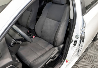 Подержанный автомобиль Toyota Auris Hatchback 2013 года (20 фото)