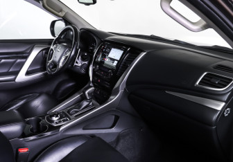Подержанный автомобиль Mitsubishi Pajero Sport 2018 года (10 фото)
