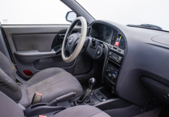 Подержанный автомобиль Hyundai Elantra Sedan 2004 года (9 фото)