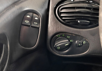 Подержанный автомобиль Ford Focus Sedan 2004 года (14 фото)