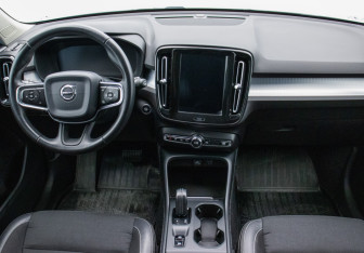 Подержанный автомобиль Volvo XC40 2018 года (13 фото)