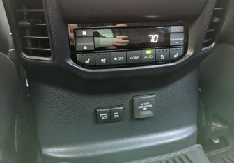 Подержанный автомобиль Toyota Sequoia 2023 года (13 фото)