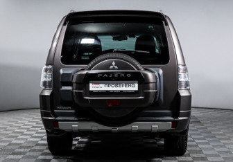 Подержанный автомобиль Mitsubishi Pajero 2011 года (6 фото)