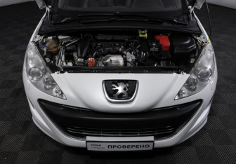 Подержанный автомобиль Peugeot 308 Convertible 2009 года (9 фото)