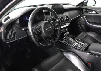 Подержанный автомобиль Kia Stinger 2019 года (9 фото)