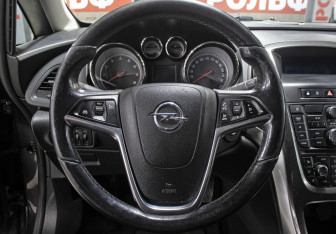 Подержанный автомобиль Opel Astra Hatchback 2011 года (17 фото)