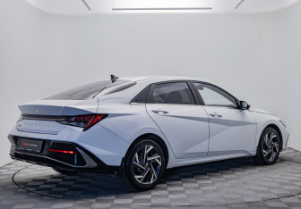 Подержанный автомобиль Hyundai Elantra Sedan 2023 года (5 фото)