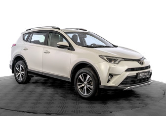 Подержанный автомобиль Toyota RAV4 2017 года (3 фото)