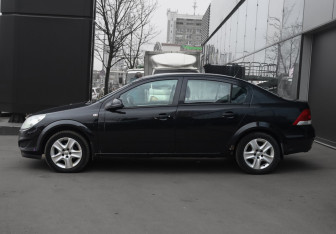 Подержанный автомобиль Opel Astra Sedan 2014 года (8 фото)