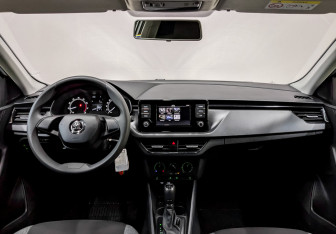 Подержанный автомобиль Skoda Rapid Liftback 2021 года (14 фото)