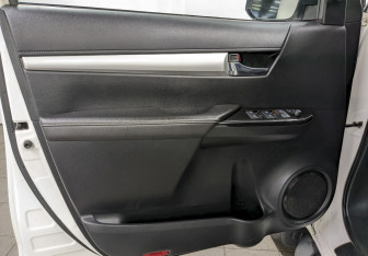 Подержанный автомобиль Toyota Hilux 2015 года (11 фото)