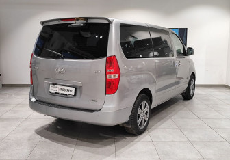 Подержанный автомобиль Hyundai Grand Starex 2015 года (5 фото)