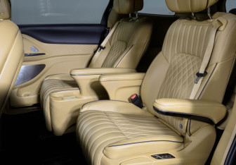 Подержанный автомобиль Voyah Dream 2023 года (10 фото)