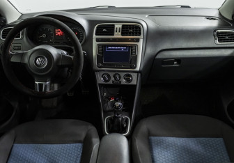 Подержанный автомобиль Volkswagen Polo Sedan 2013 года (12 фото)