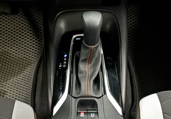 Подержанный автомобиль Toyota Corolla Hatchback 2023 года (15 фото)