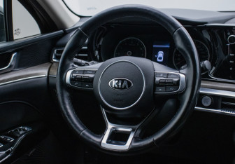 Подержанный автомобиль Kia K5 2021 года (15 фото)
