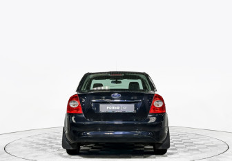 Подержанный автомобиль Ford Focus Sedan 2011 года (6 фото)