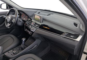 Подержанный автомобиль BMW X1 2017 года (21 фото)