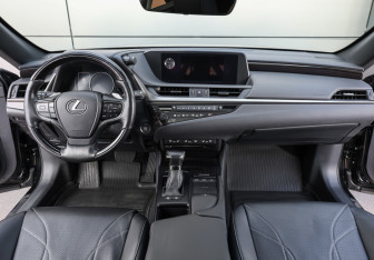 Подержанный автомобиль Lexus ES 2018 года (13 фото)
