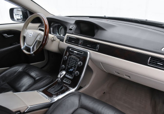 Подержанный автомобиль Volvo XC70 2012 года (8 фото)