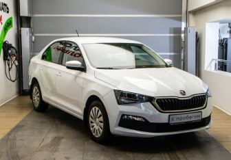 Подержанный автомобиль Skoda Rapid Liftback 2022 года (3 фото)
