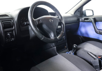 Подержанный автомобиль Opel Astra Hatchback 2004 года (14 фото)