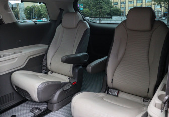 Подержанный автомобиль Kia Carnival 2020 года (13 фото)